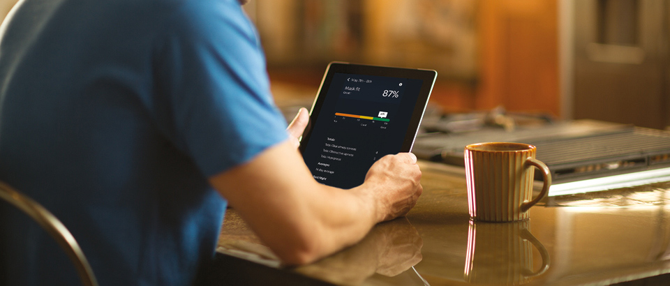 태블릿을 들고 있는 사람