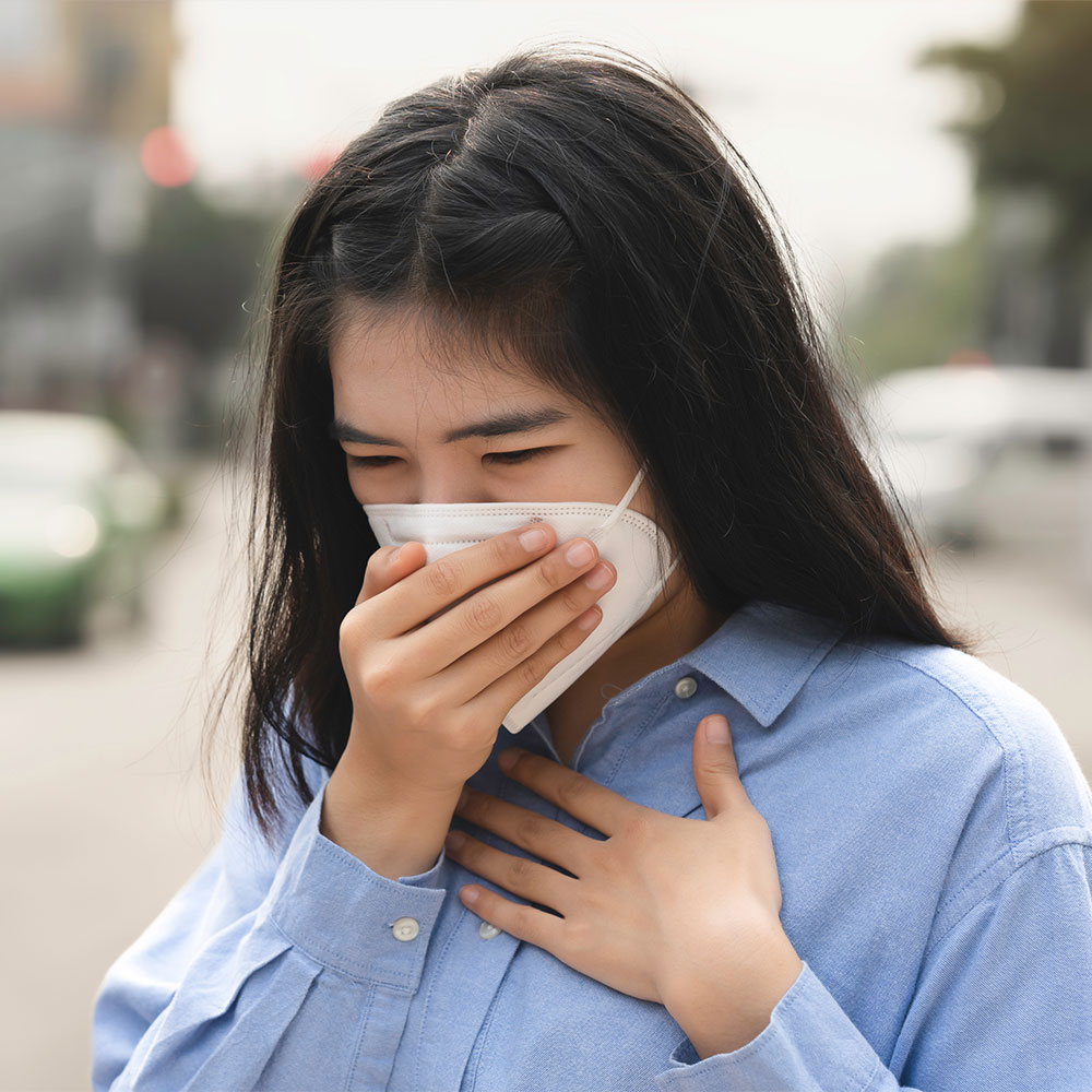 손으로 마스크를 가리고 있는 여성