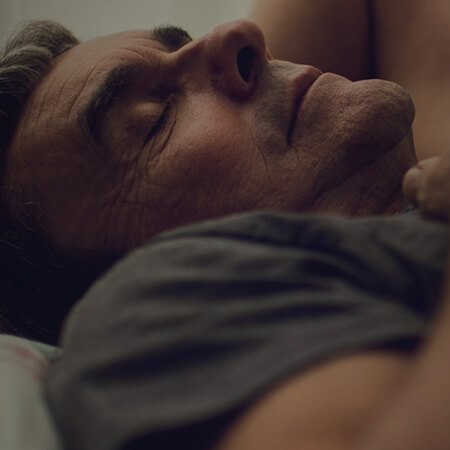 눈을 감고 누워 있는 남자